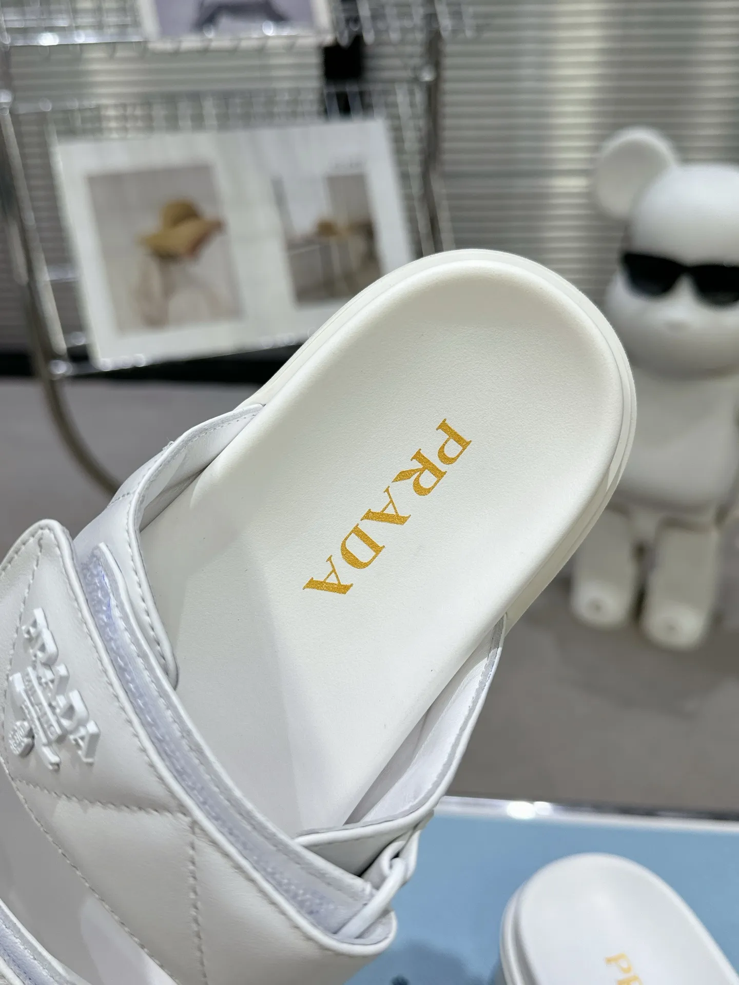 👟👟Ex-factory price 440👟👟 PRADA 2025 vs spring and summer popular sandals series... [Thick-soled double-button sandals] Original 1:1 customization, this year's most fashionable and popular retro British style, simple and elegant, all styles are good-looking, platform thick soles make you slimmer and taller, very comfortable, fashionable and versatile... Many Internet celebrities are on their feet. These platform round-toe thick-soled shoes are very popular this year. They can be worn (increased) for both leisure and leisure. ❶Material: Customized imported calf leather ❷Inner: Customized imported sheepskin ❸Outsole: Original molded ultra-light outsole ❹Sole thickness: 5.5cm ❺Number of yards: 35-40 ❻Packaging: Original full set of packaging ☀Color: Official website updated simultaneously